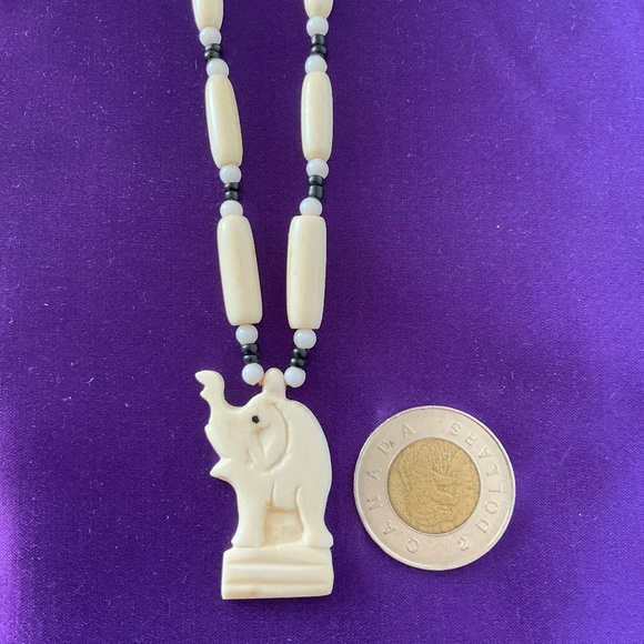 Charming Vintage Hand Carved Elephant Necklace - Picture 1 of 2